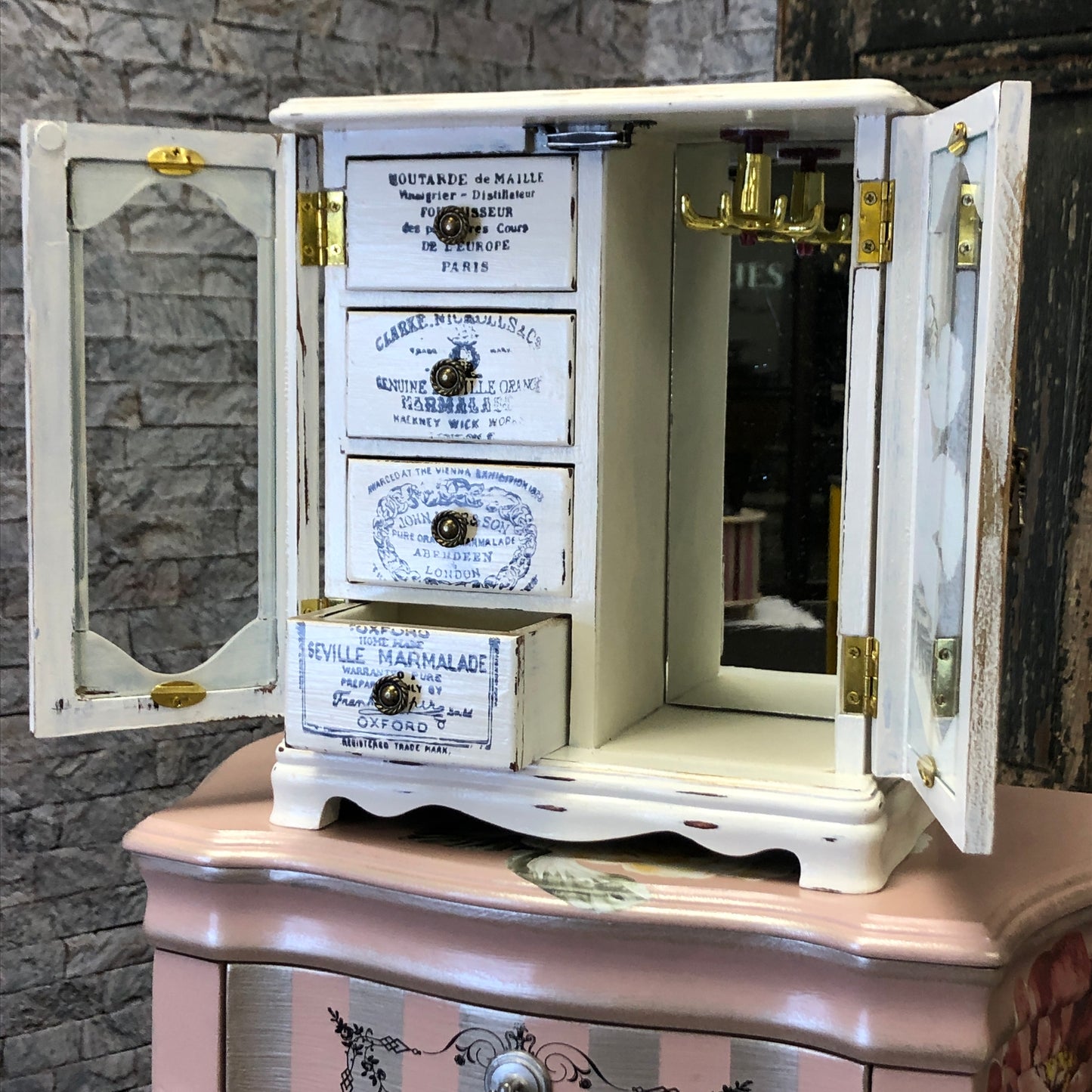Meet Cutie, Table Top Jewelry Box